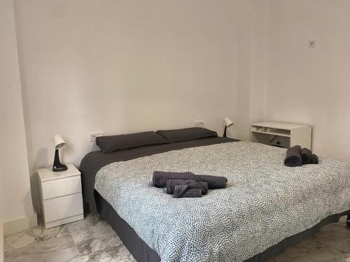 une chambre avec un lit avec des serviettes dessus dans l'établissement Central Rooms - Valencia City Centre Boho-Cozy Downtown - VLC Urban Rental, à Valence