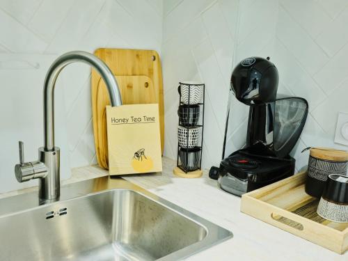 - un comptoir de cuisine avec un évier et une planche de coupe dans l'établissement Bel appart au charme parisien, pour 6 personnes, à Paris