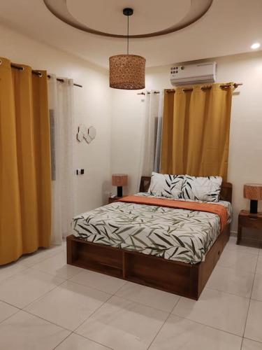 - une chambre avec un lit dans l'établissement Le Deborah_Palace, à Lomé