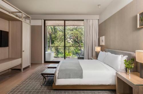 Postel nebo postele na pokoji v ubytování Alila Napa Valley, a Hyatt Resort