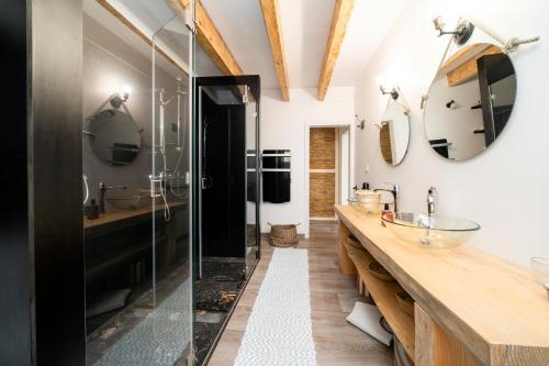 a bathroom with a glass shower and a sink at Quinta da Cris (Private Beach Retreat) in Costa Nova