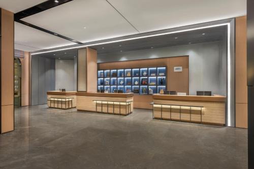 El vestíbulo o zona de recepción de Four Points by Sheraton Yangjiang City Center