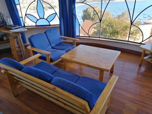 a living room with a couch and chairs and a table at Suites Sultan in Copacabana