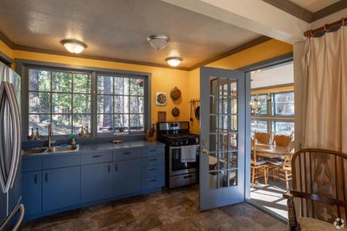 Idyllwild Innにあるキッチンまたは簡易キッチン