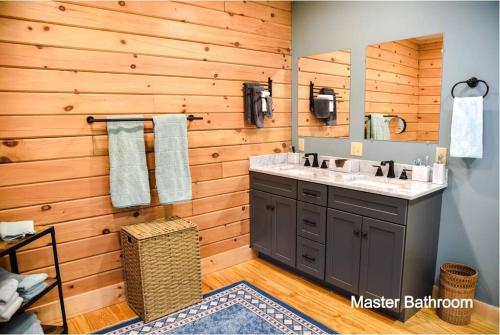 y baño con lavabo y espejo. en Mountain Views! Copper Cannon Lodge in Franconia, en Franconia