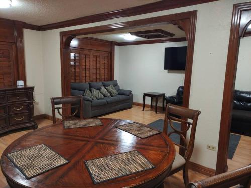 sala de estar con mesa y sofá en BEAUTIFUL AND COZY WITH TERRACE, GREAT LOCATION en Mexicali