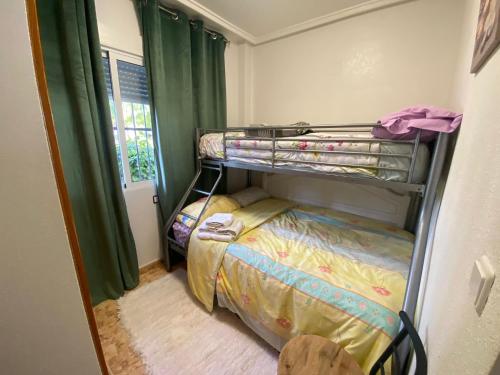 オリウエラにあるSaint James park 2 dormitoriosの小さなお部屋で、二段ベッド1組が備わります。