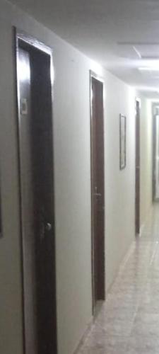 een hal met drie liften in een gebouw bij El Mistic hotel in Rio de Janeiro