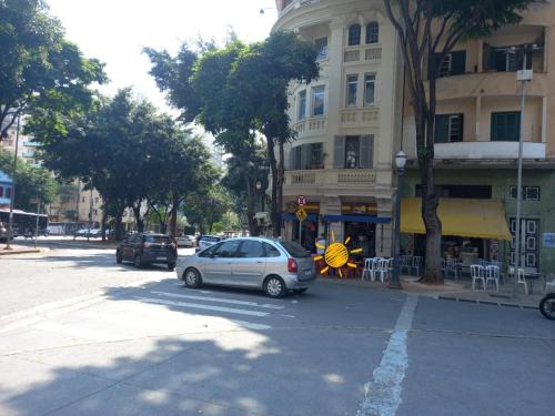 El barrio en el que está el apartahotel o un barrio cercano