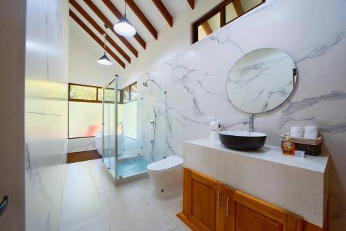 Koupelna v ubytování Casa Jeffrey - Beach Escape, Stunning views, Private Pool Steps to Ocean