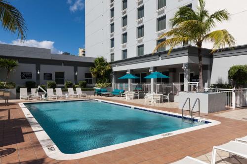 a swimming pool in front of a hotel at Hampton Inn Fort Lauderdale Downtown Las Olas Area in Fort Lauderdale