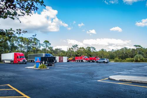 a group of trucks parked in a parking lot at Motel 6-Kissimmee, FL - Orlando in Orlando
