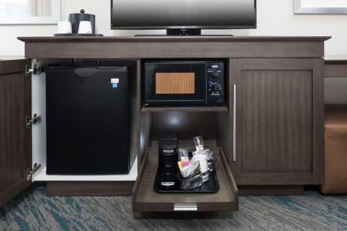 Cuisine ou kitchenette dans l'établissement Hampton Inn Fort Lauderdale Downtown Las Olas Area