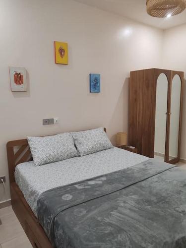ein Schlafzimmer mit einem großen Bett in einem Zimmer in der Unterkunft Le Leo Lodge in Lomé