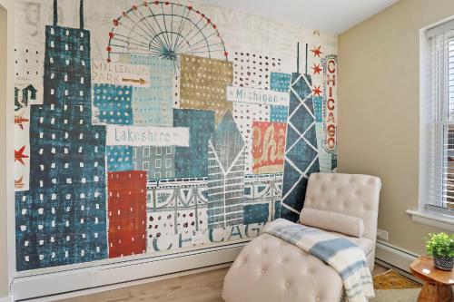 Stickney2BR Midway Getaway! l 20 min to downtown Chicago的一间拥有城市壁画的房间