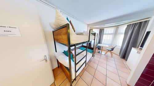 מיטה או מיטות קומותיים בחדר ב-Etagenbett - Küche - Kaffee - Tee - 55" Smart TV