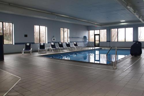 une grande piscine avec des chaises et une table dans l'établissement Hampton Inn Danville, à Danville