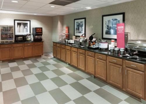 Η κουζίνα ή μικρή κουζίνα στο Hampton Inn & Suites Davenport