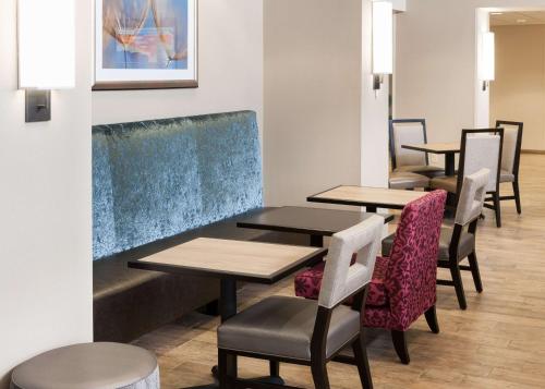 Hampton Inn & Suites Davenport photo 27