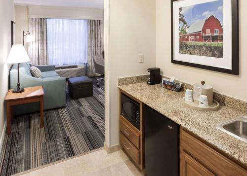 Habitación de hotel con cocina y sala de estar. en Hampton Inn & Suites Davenport, en Davenport