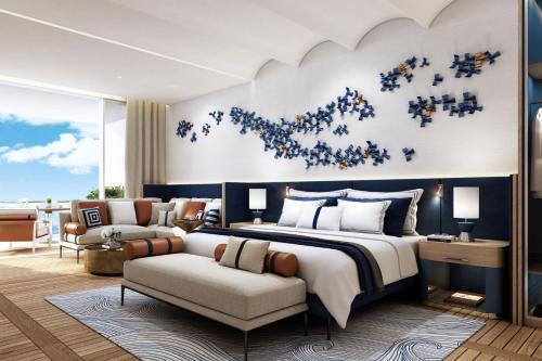 マスカットにあるThe St Regis Al Mouj Muscat Resortのベッドルーム(大型ベッド1台、ソファ付)