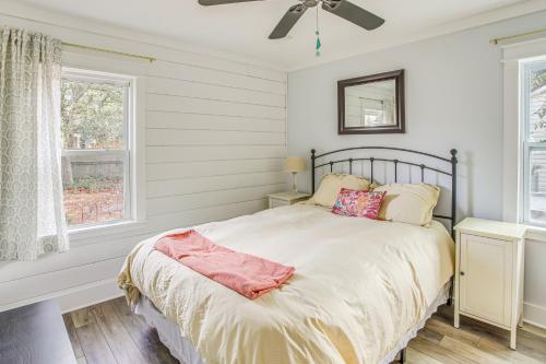 Ένα ή περισσότερα κρεβάτια σε δωμάτιο στο Sustainable Oak Island Home - 1 Mi to Beach!