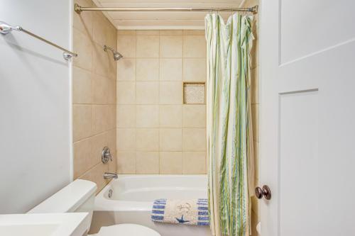 Koupelna v ubytování 1 Mi to Beach Sustainable Oak Island Home!