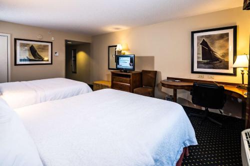 um quarto de hotel com duas camas e uma secretária com um computador em Hampton Inn Easton em Easton
