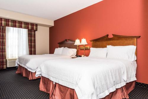 Кровать или кровати в номере Hampton Inn Easton
