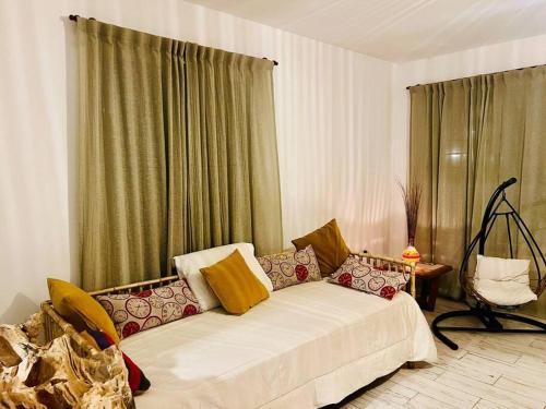ミラマールにあるHermosa casa a estrenarのリビングルーム(白いベッド、枕付)