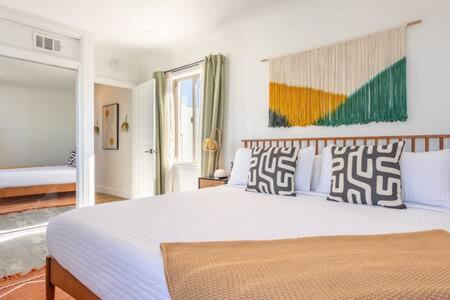 Postel nebo postele na pokoji v ubytování Ocean View Hermosa Pier Apt by OrangeDoorStays - DO NOT REACTIVATE SUN BLOC 20