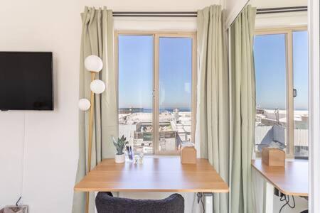 TV a/nebo společenská místnost v ubytování Ocean View Hermosa Pier Apt by OrangeDoorStays - DO NOT REACTIVATE SUN BLOC 20