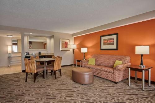 - un salon avec un canapé et une table dans l'établissement Hampton Inn Evansville Airport, à Evansville