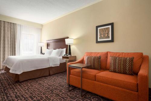 Llit o llits en una habitació de Hampton Inn Forrest City