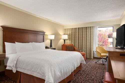 Una cama o camas en una habitación de Hampton Inn Forrest City
