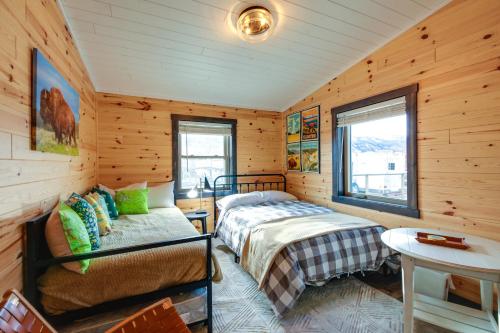 um quarto com uma cama e uma cadeira num camarote em Cozy Gardiner Home Less Than 1 Mi to Yellowstone! em Gardiner