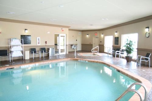a large swimming pool in a hotel room at Hampton Inn & Suites Cleburne in Cleburne