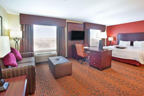 um quarto de hotel com uma cama e uma secretária em Hampton Inn & Suites Fort Worth-West-I-30 em Fort Worth