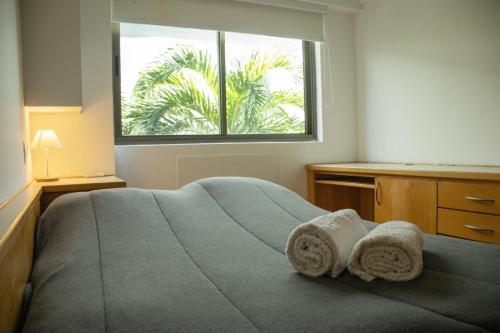 1 dormitorio con cama y ventana grande en Flat - Leblon, en Río de Janeiro