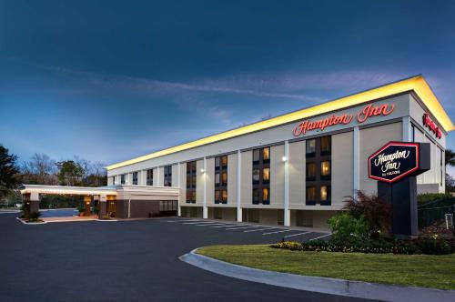 un bâtiment d'hôtel avec un panneau devant lui dans l'établissement Hampton Inn Gainesville, à Gainesville