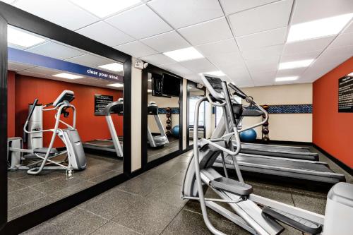 a gym with treadmills and elliptical machines at Hampton Inn Gainesville in Gainesville