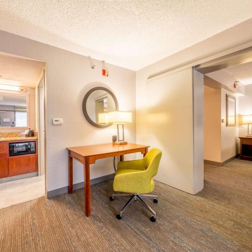 Dapur atau dapur kecil di Hampton Inn Gainesville