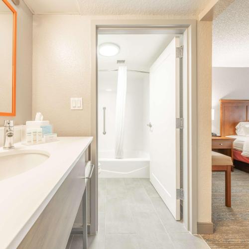 Bilik mandi di Hampton Inn Gainesville