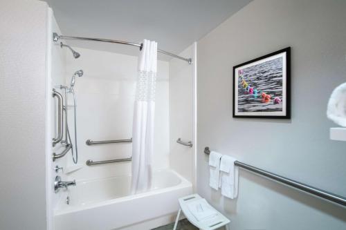 ein Badezimmer mit einer weißen Badewanne und einer Dusche in der Unterkunft Hampton Inn Gainesville in Gainesville