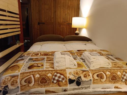 un lit avec des oreillers dessus dans une chambre dans l'établissement La Dolce Vista, à Pescasseroli