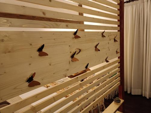 Un mur avec un tas d'oiseaux. dans l'établissement La Dolce Vista, à Pescasseroli