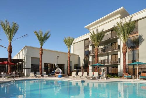 uma piscina com palmeiras em frente a um edifício em Hampton Inn Lake Havasu City em Lake Havasu City