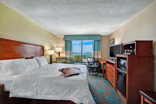 Habitación de hotel con cama y TV en Hampton Inn Lake Havasu City en Lake Havasu City