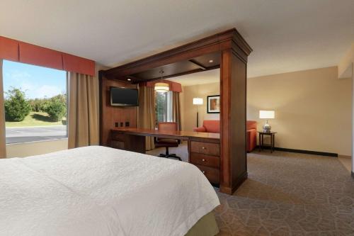 Tempat tidur dalam kamar di Hampton Inn & Suites Charles Town