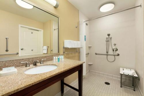 Un baño de Hampton Inn & Suites Charles Town